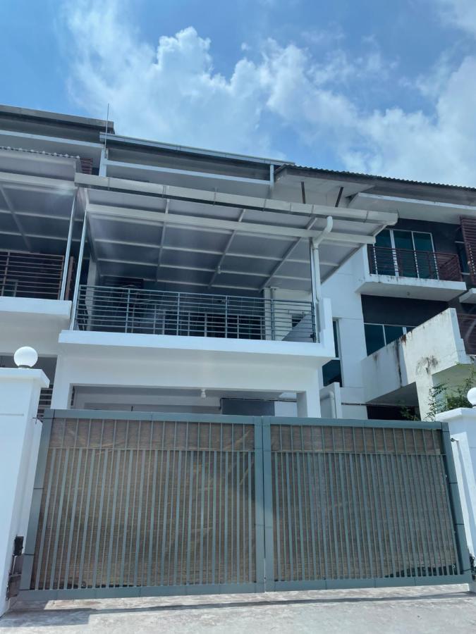 Homestay Balik Pulau Exterior photo